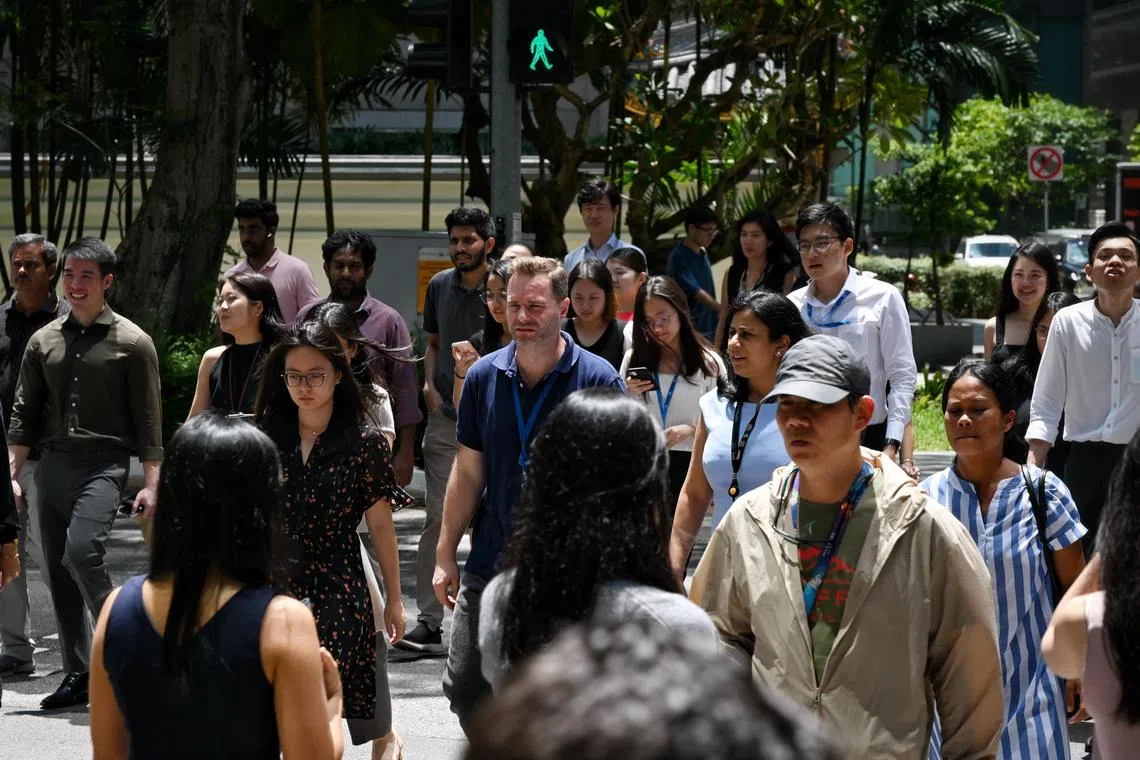 ST20240509_202463103743 Kua Chee Siong/ pixgeneric/
Generic pix of office workers, crossing a traffic junction along Church Street in the central business district (CBD), during lunch hour, under the hot noonday sun on May 9, 2024.
Can be used for stories about foreign talent, foreigners, workforce.
