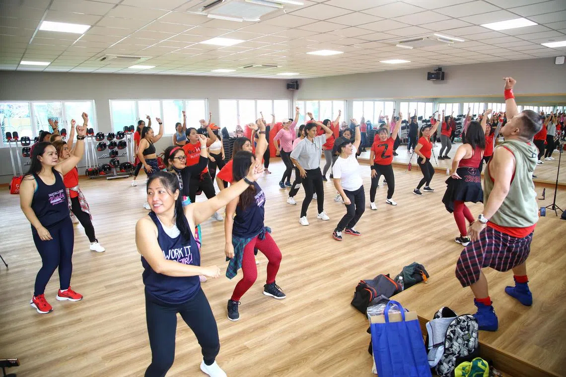 CMG20221120-ChinFC01 / 特约陈福洲摄 / 王嬿婷/ Official Opening of FAST Hub [FAST Hub, 3 Chin Cheng Ave, Singapore 429401]

sugg caption: A zumba session at the newly opened Fast Hub, a clubhouse in Telok Kurau for maids to socialise and pick up skills