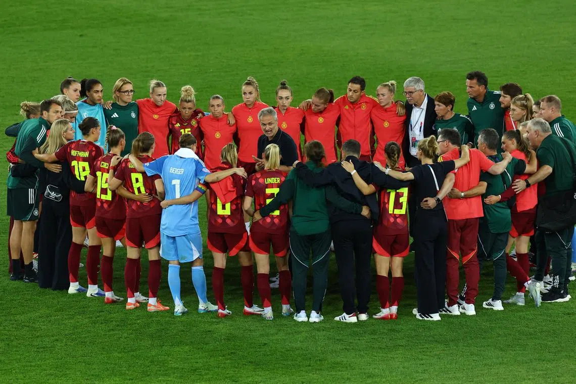 Soccer Football - UEFA Women's Euro 2025 - Group C - Sweden v Germany - Stadion Letzigrund, Zurich, Switzerland - July 12, 2025  Germany coach Christian Wuck speaks to his plays after the match REUTERS/Piroschka Van De Wouw