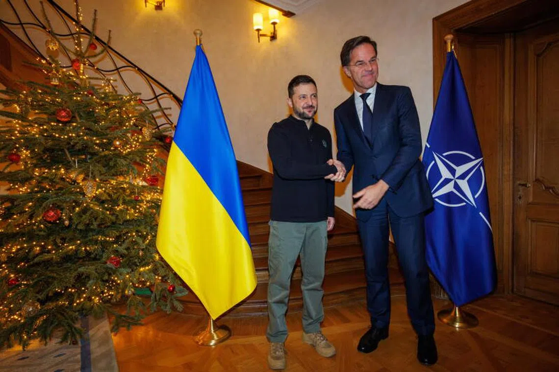 epa11784434 NATO Secretary General Mark Rutte (R) meets with Ukrainian President Volodymyr Zelensky (L) at the NATO Secretary General's Residence in Brussels, Belgium, 18 December 2024. EPA-EFE/OLIVIER MATTHYS / POOL