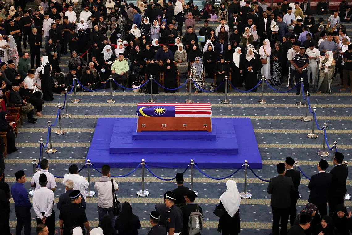 the coffin of former Malaysian Prime Minister Abdullah Ahmad Badawi is placed in the main hall of the National Mosque during his state funeral in Kuala Lumpur, Malaysia April 15, 2025. REUTERS/Hasnoor Hussain