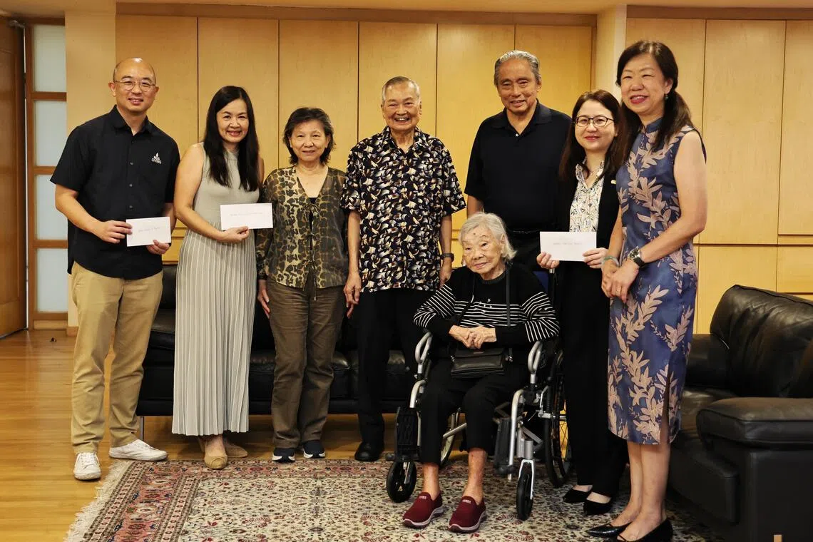 (From left) Andy Loo of NUS, ST School Pocket Money Fund general manager Tay Hwee Leng, the executors of Victor Lee’s will, other family friends, See E’jin of NTU and lawyer Kee Lay Lian from Rajah & Tann Singapore.