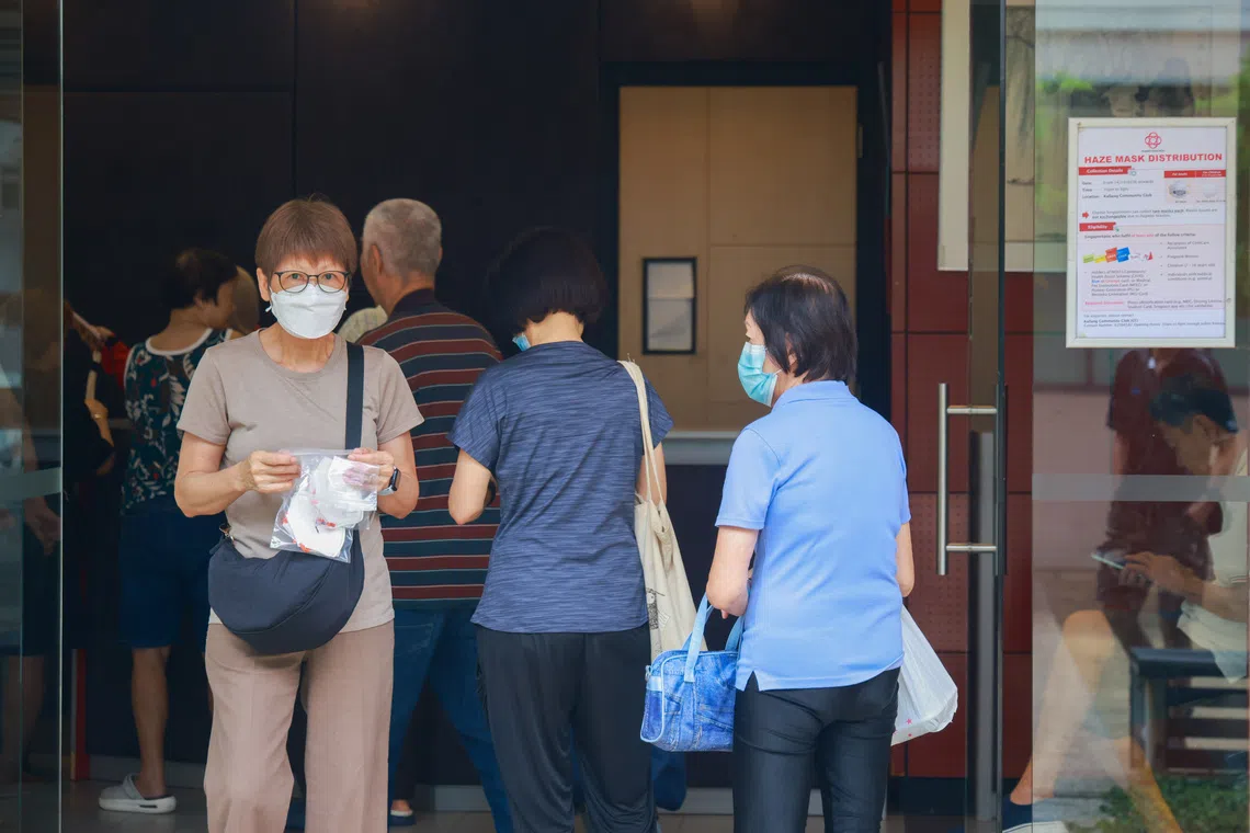 Free N95 face masks being distributed to vulnerable groups, including the elderly, at Kallang Community Club on Oct 15.