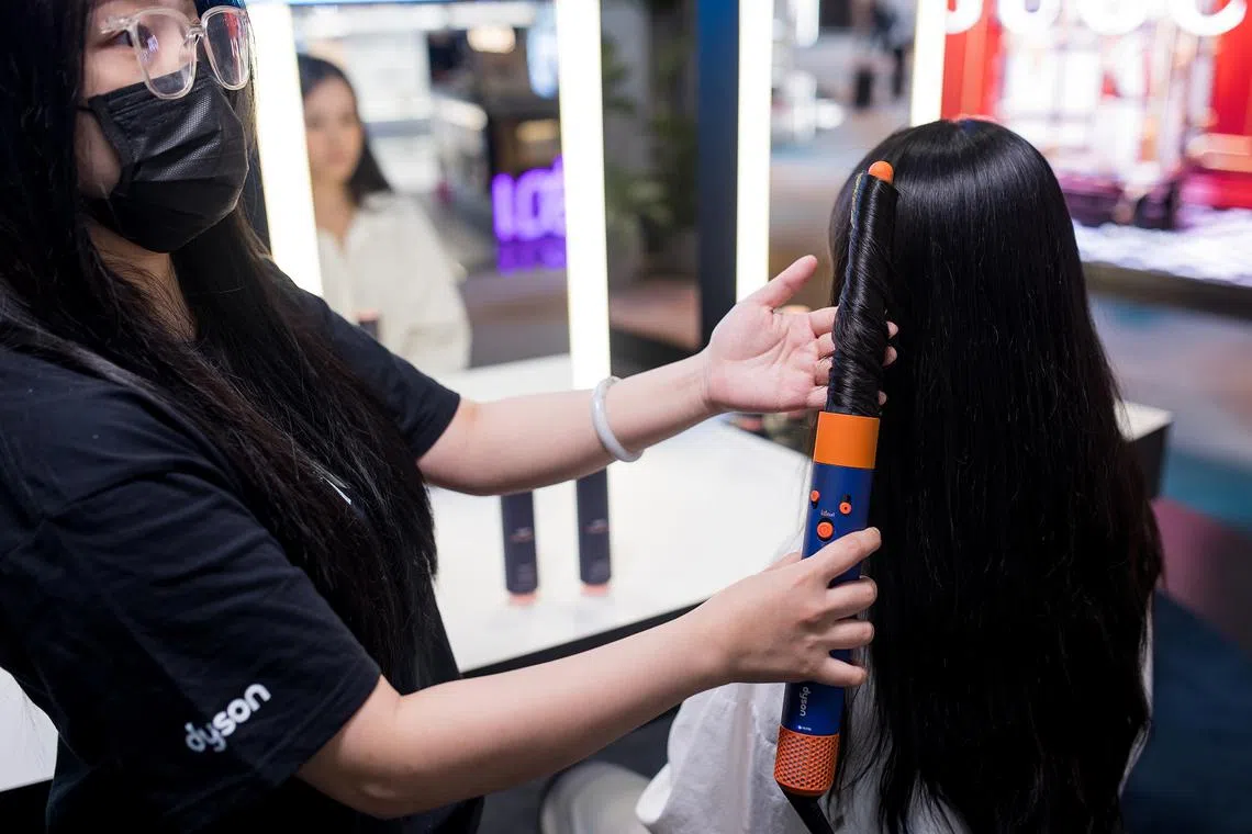 Experimente um novo penteado no pop-up, onde os estilistas demonstram o multiestilizador e produtos para cuidados com os cabelos Dyson Airwrap id.