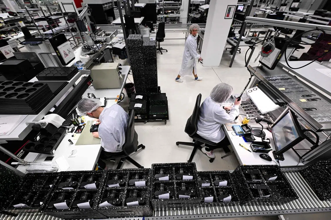 Les employés assemblent la caméra Leica à l'usine Leica à Wetzlar, en Allemagne de l'Ouest, le 18 mars 2025. Née à Wetzlar, dans le centre de l'Allemagne, la marque avec le point rouge fascine toujours et affirme sa position de niche dans un marché dominé par des géants japonais tels que Sony, Canon et Nikon. Bien que la Leica Optics and Microscope Manufacturing Company ait été fondée en 1869 par l'entrepreneur Ernst Leitz, c'est en 1925 qu'il a présenté son premier modèle de caméra 35 mm, qui a jeté les fondements de la photographie moderne. (Photo de Kirill Kudryavtsev / AFP) / pour aller avec l'histoire de l'AFP par Jean-Phillippe Lacour