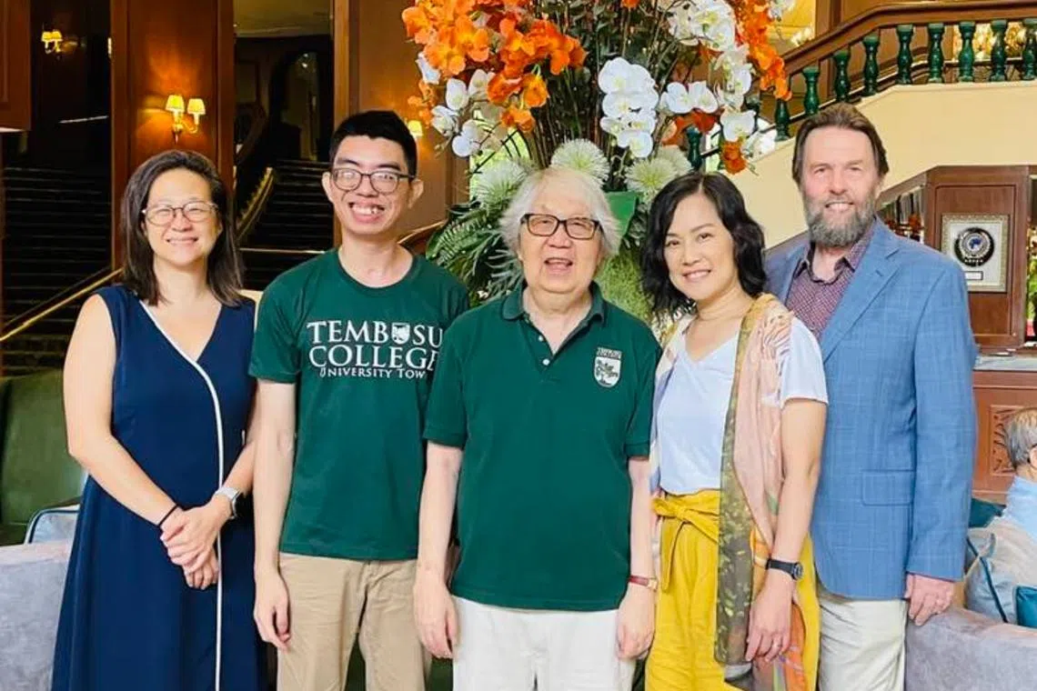 Veteran diplomat Tommy Koh (centre) hosted Ting Jun Heng (second from left) for lunch to congratulate him on his graduation.
