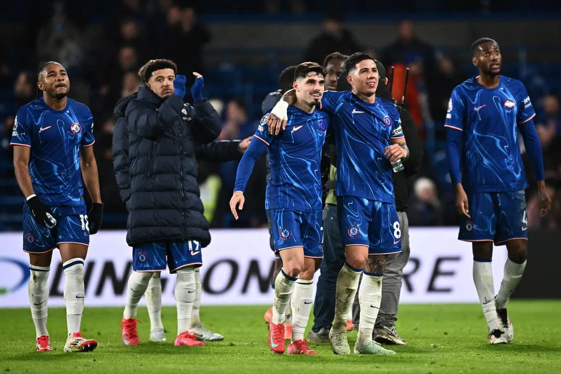 Soccer Football - Premier League - Chelsea v West Ham United - Stamford Bridge, London, Britain - February 3, 2025 Chelsea's Pedro Neto and Enzo Fernandez with teammates celebrate after the match REUTERS/Dylan Martinez