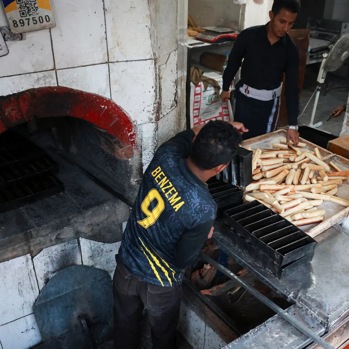 Bakers make loaves of bread at a bakery shop as the World Food Programme says three-in-four families in parts of Yemen are going hungry due to the impact of a surge in fighting, in Sanaa, Yemen, October 2, 2026. REUTERS/Stringer