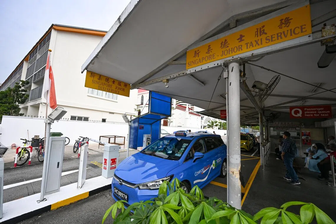Currently, Malaysian taxis are only allowed to send passengers from Larkin Terminal to Ban San Street taxi stand across the border.