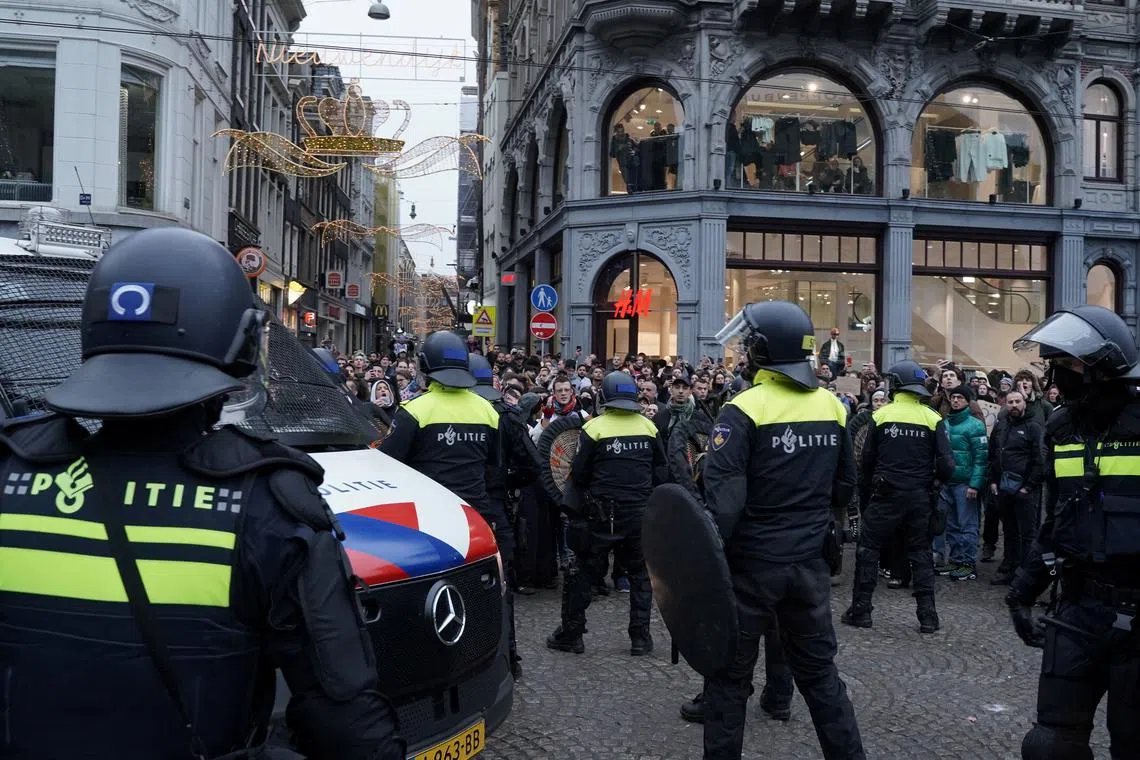 Pro-Palestinian protesters face Dutch police during a banned demonstration in Amsterdam, Netherlands November 10, 2024. REUTERS/Esther Verkaik/File Photo