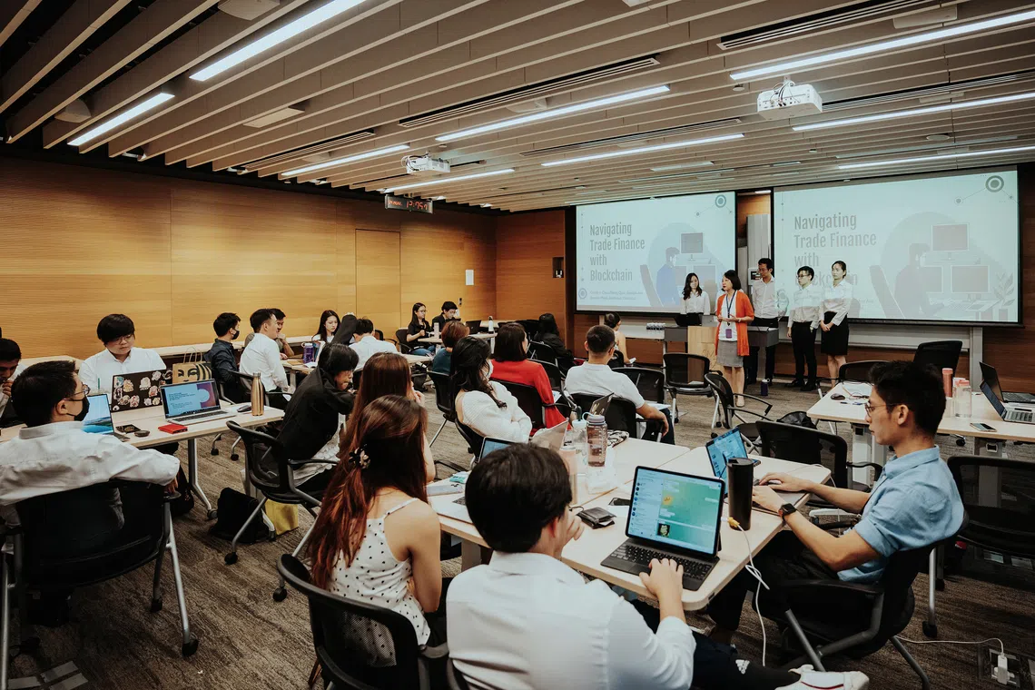 etuniai30 - SMU students present their projects and take questions from peers and instructors during an assessment component called 'Pitch Perfect'. Credit: Singapore Management University (SMU)