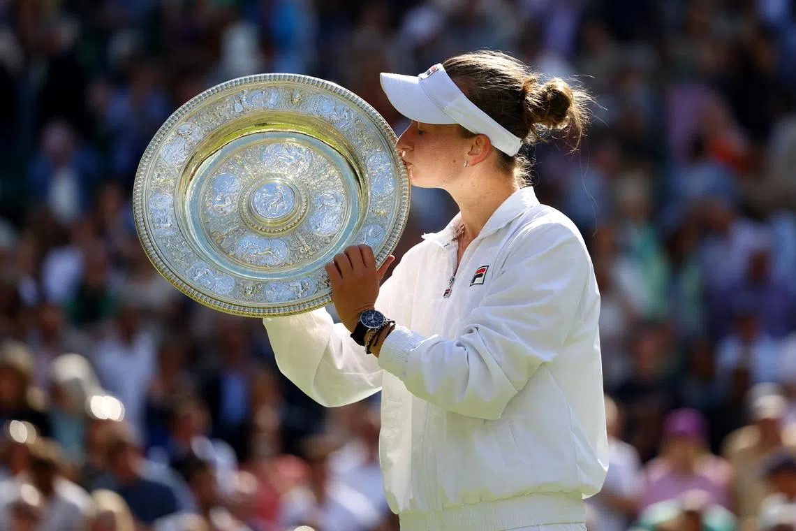 Tennis - Wimbledon - All England Lawn Tennis and Croquet Club, London, Britain - July 13, 2024 Czech Republic's Barbora Krejcikova kisses the Venus Rosewater Dish trophy after winning the final against Italy's Jasmine Paolini REUTERS/Hannah Mckay/ File Photo