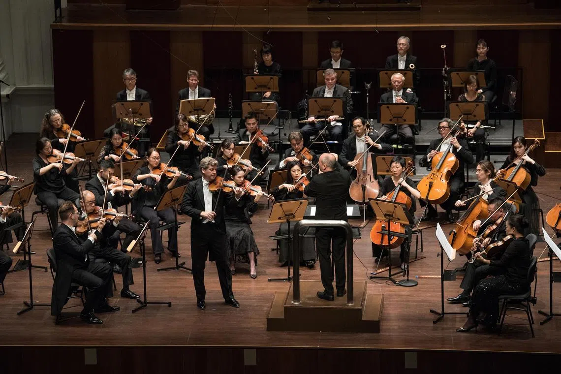 tlsso10 - Violin virtuoso James Ehnes (left, standing in front) and conductor Lawrence Renes (right) at the concert.

source/copyright: Jack Yam
ST use only