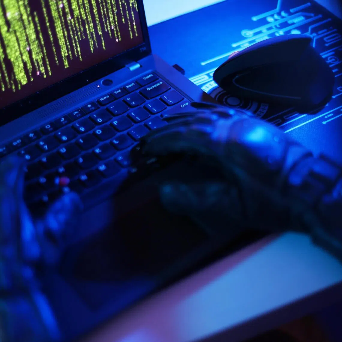 CMG20240725-HengYY03  / 王彦燕 / 犯罪示意图 ：Crime: Cyber crime concept. [SPH] Computer keyboard with hands in black gloves.Data theft stock photo.Hacker hand in glove.Thief stealing data from a laptop、scam、Online scam, scams, frauds, scammers, phishing, e-commerce scams 、phone scam、work scam 、Singapore dollars、滥用电脑、欺诈、意图、网络、科技犯罪、黑客、诈骗、恐袭