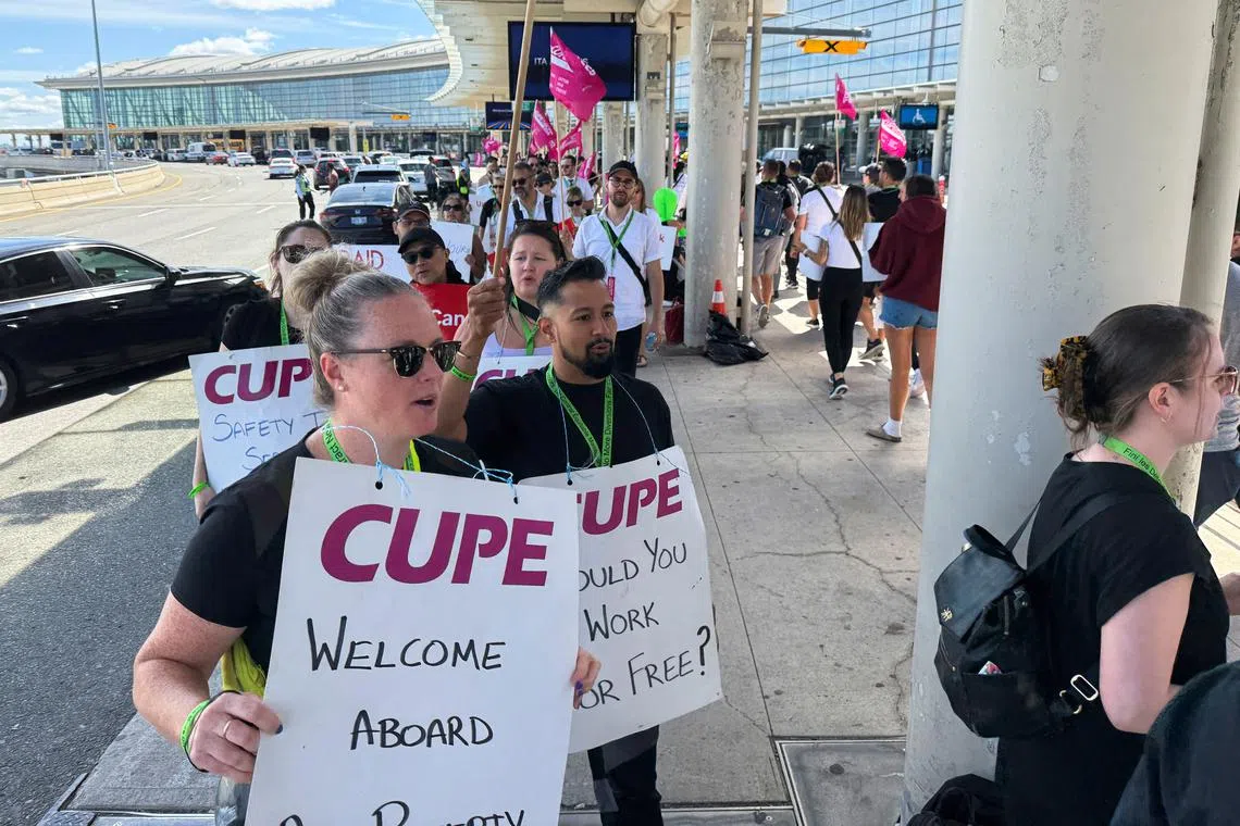 Striking Air Canada flight attendants walk a picket line amid a standoff with a government board that said the stoppage was unlawful, at Toronto Pearson International Airport in Mississauga, Ontario, Canada, August 18, 2025.  REUTERS/Kyaw Soe Oo