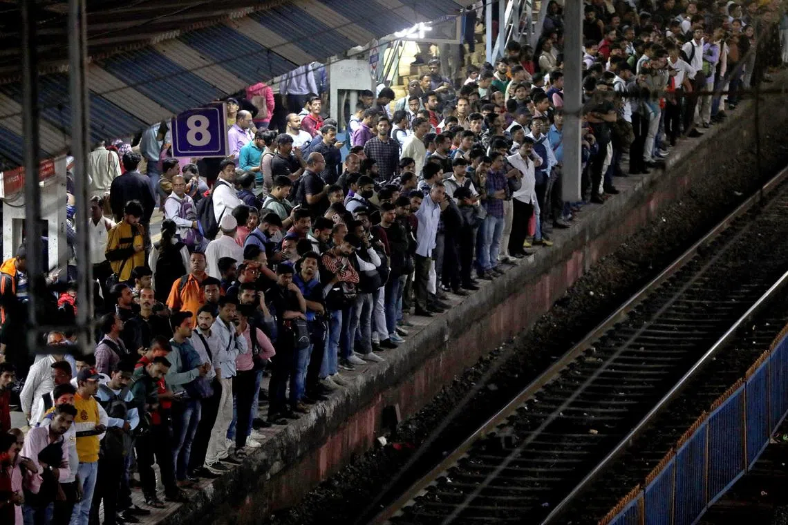 Commuters crowd on a platform as they wait to board suburban trains at a railway station in Mumbai, India, January 20, 2023. REUTERS/Niharika Kulkarni