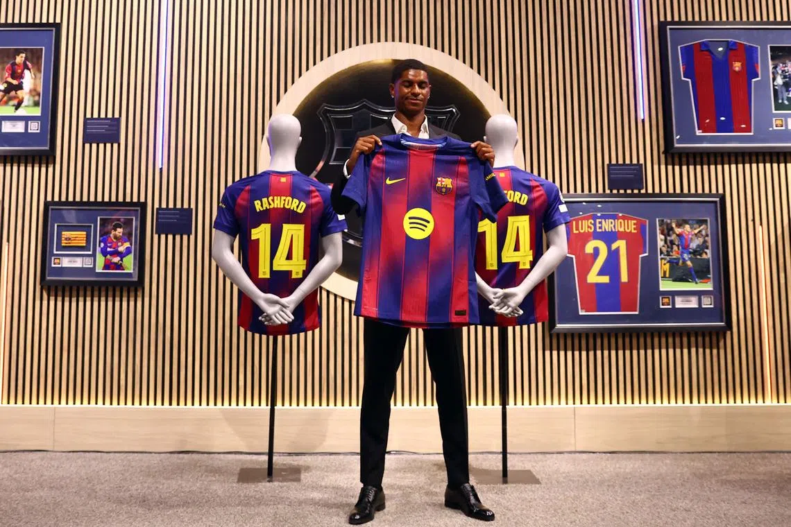 Soccer Football - FC Barcelona present new player Marcus Rashford - FC Barcelona Club Shop, Barcelona, Spain - July 23, 2025 Barcelona's new signing Marcus Rashford poses with his shirt during the presentation REUTERS/Albert Gea