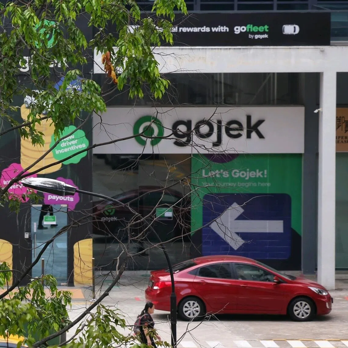 Both Tada and Gojek will temporarily increase the surcharge from 50 cents to at least 90 cents for all trips, which will kick in from April 10 to May 31.