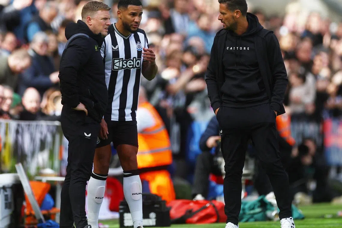 Soccer Football - Premier League - Newcastle United v West Ham United - St James' Park, Newcastle, Britain - March 30, 2024 Newcastle United's Jamaal Lascelles with manager Eddie Howe and assistant manager Jason Tindall after being substituted due to injury Action Images via Reuters/Lee Smith