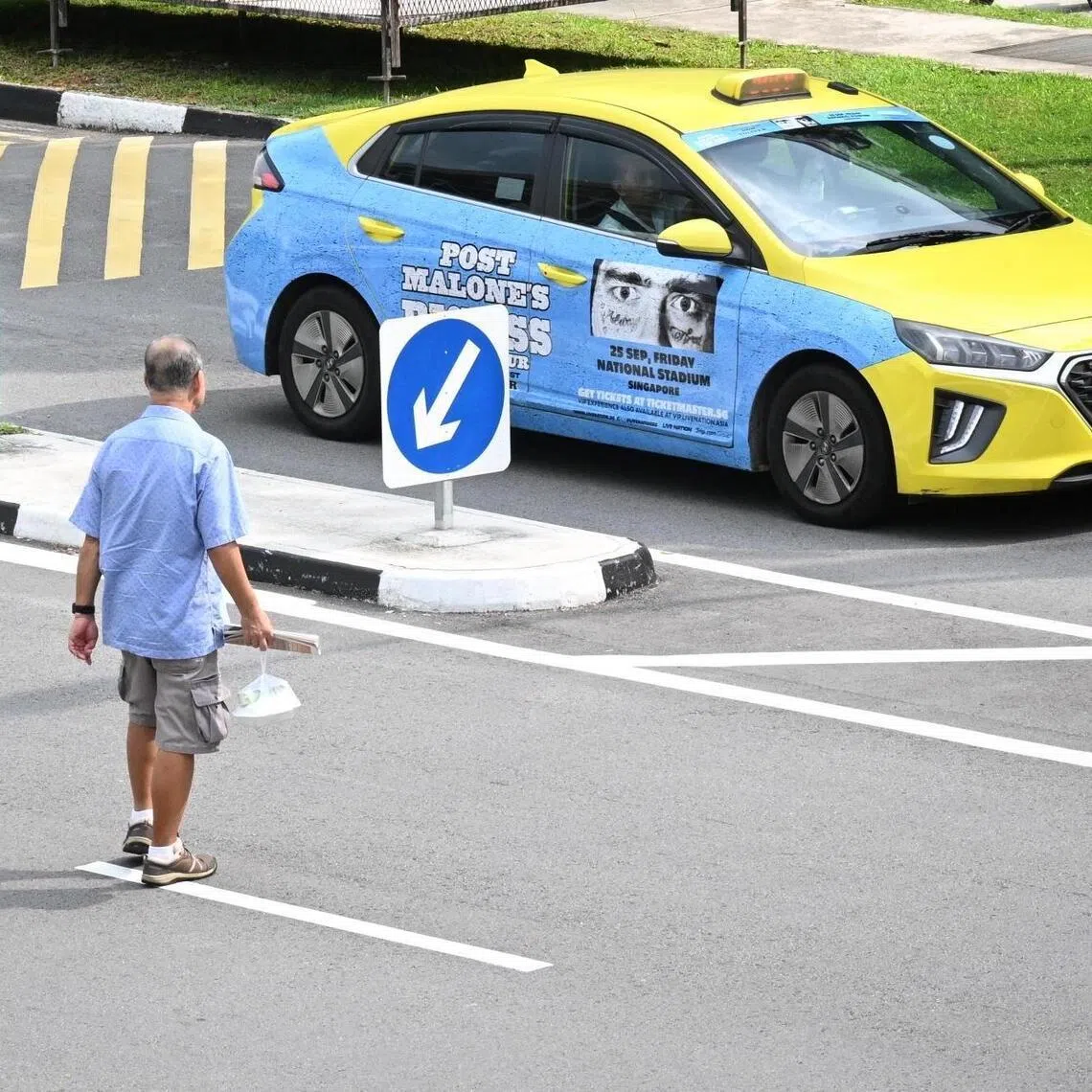 An elderly man jaywalking at Serangoon Avenue 3 on May 20, 2026. In 2025, 247 traffic accidents involved the elderly.