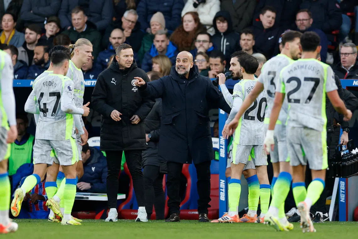 Soccer Football - Premier League - Crystal Palace v Manchester City - Selhurst Park, London, Britain - December 14, 2025 Manchester City manager Pep Guardiola talks to players during a break in play Action Images via Reuters/Peter Cziborra