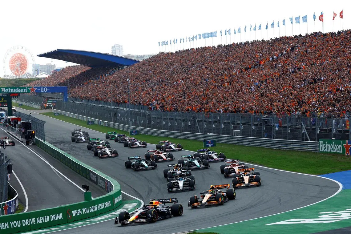 FILE PHOTO: Formula One F1 - Dutch Grand Prix - Circuit Zandvoort, Zandvoort, Netherlands - August 25, 2024 Red Bull's Max Verstappen and McLaren's Lando Norris in action during the race REUTERS/Piroschka Van De Wouw /File Photo