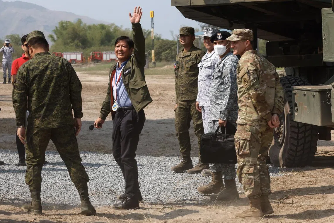 epa10591714 Philippine President Ferdinand Marcos Jr., (C) waves after inspecting a High Mobility Artillery Rocket System (Himars) launcher during the Philippines-US 38th Balikatan Exercises at Naval Station Leovigildo Gantioqui in Zambales province, north of Manila, Philippines, 26 April 2023. Balikatan, or Shoulder-to-Shoulder Exercises, involve some 17,600 Philippines and US troops cooperating to develop mutual defense capability, counter-terrorism, strengthen maritime security efforts and address shared extremist threats.  EPA-EFE/ROLEX DELA PENA