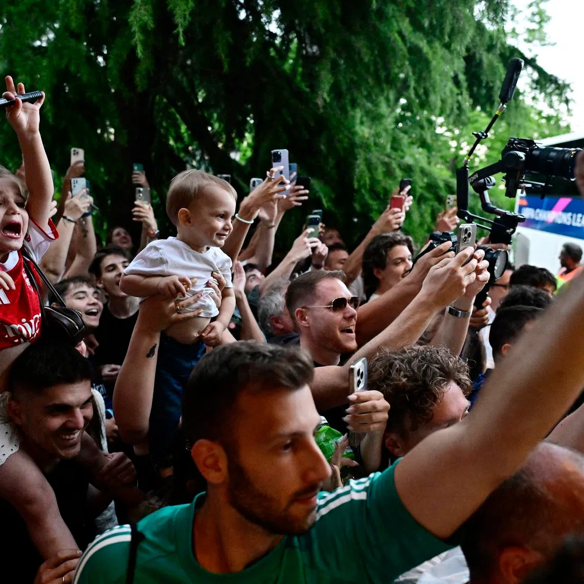 Arsenal fans outside the hotel as the Arsenal team bus arrives, Soccer Football, UEFA Champions League, Final, Arsenal Arrival, Budapest, Hungary, May 28, 2026. REUTERS/Marton Monus