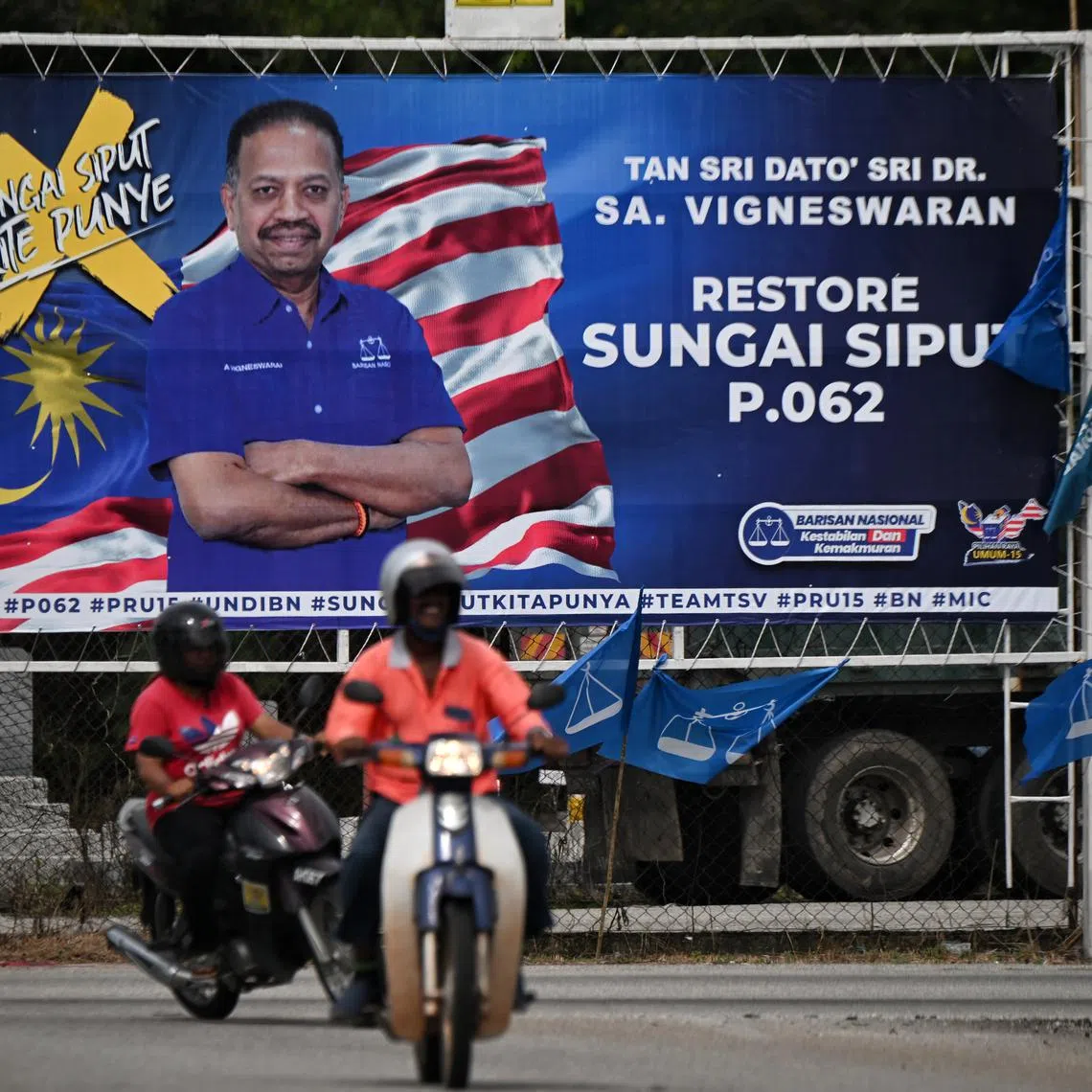 ST20221112_202217556954 Kua Chee Siong/ pixmic12/
Malaysian Indian Congress (MIC) president SA Vigneswaran's campaign banner seen in Sungai Siput, Perak on 12 Nov 2022.
Malaysian Indian Congress (MIC) president SA Vigneswaran is one of seven contenders for the Sungai Siput parliamentary seat in Perak in the Malaysian general election. MIC is bent on retaking the Sungai Siput parliamentary seat, which was once the fortress of its former president Tun S. Samy Vellu, who died recently.