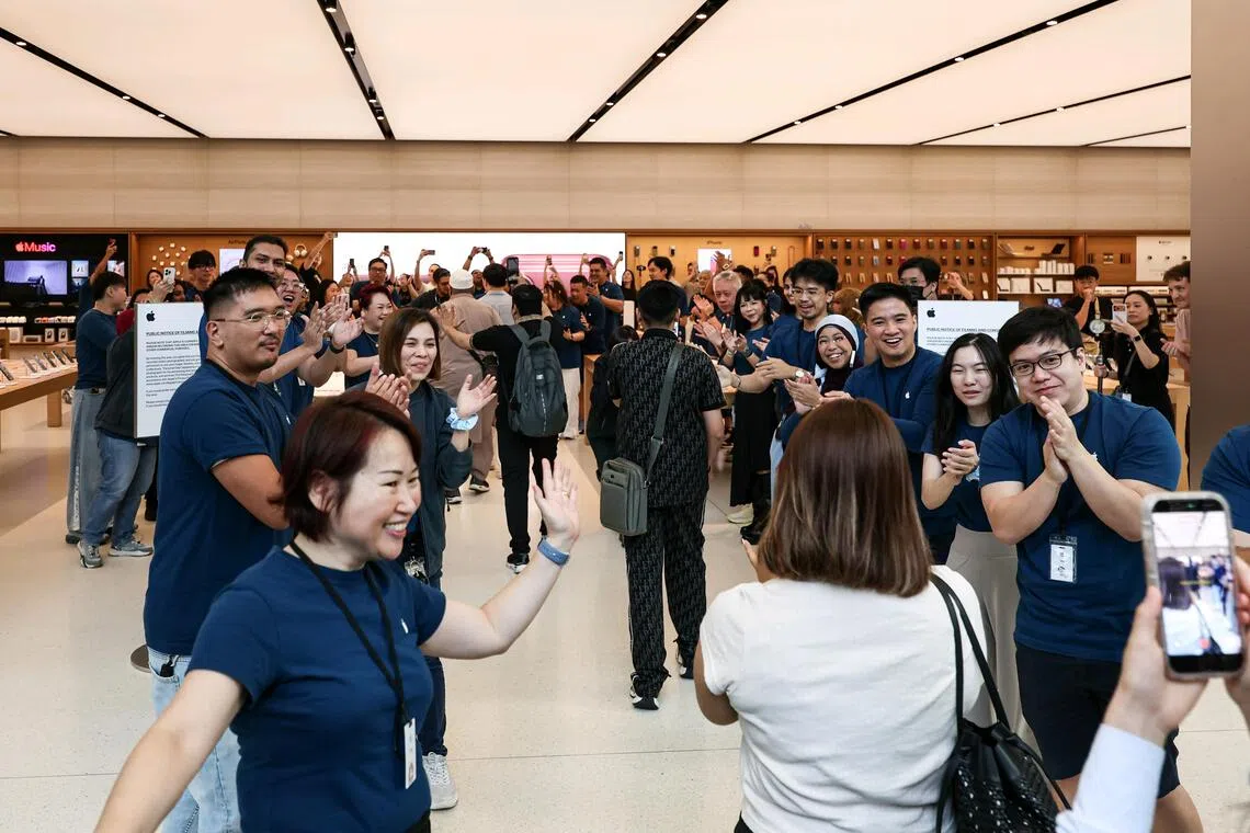The first customers walking into the Apple Store along Orchard Road on Sept 18.