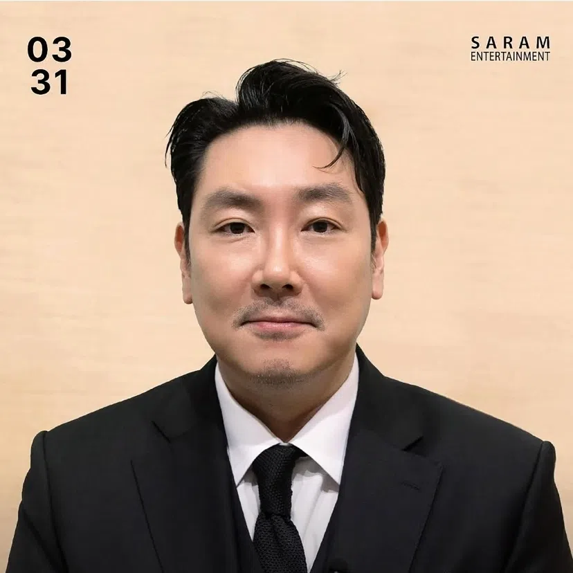 South Korean actor Cho Jin-woong (left) announced his immediate retirement, while Park Na-rae has suspended her broadcast activities. 