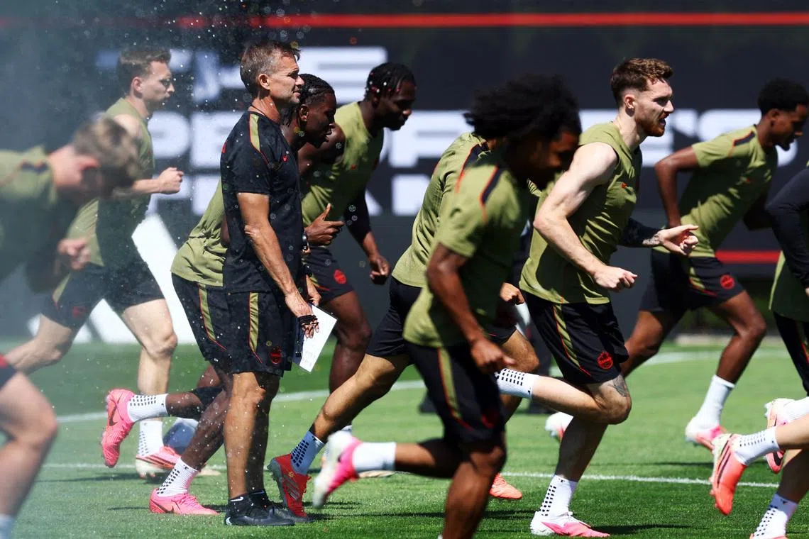 Soccer Football - FIFA World Cup 2026 - Canada Training - National Soccer Development Centre, Vancouver, Canada - June 17, 2026 Canada coach Jesse Marsch with the players during training REUTERS/Albert Gea