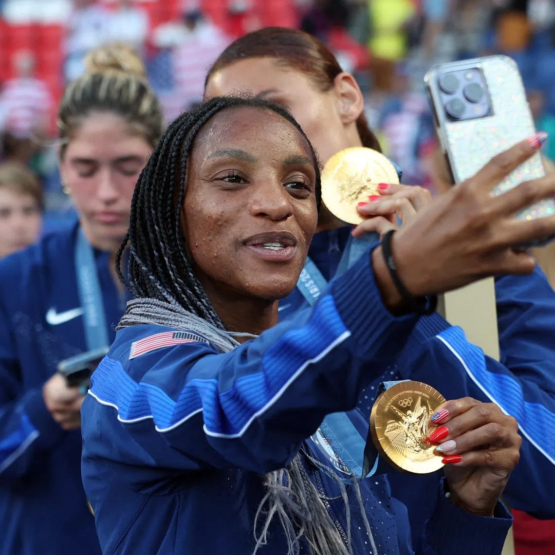 Paris 2024 Olympics - Football - Women's Victory Ceremony - Parc des Princes, Paris, France - August 10, 2024. Crystal Dunn of the United States takes selfie with her gold medal. REUTERS/Isabel Infantes