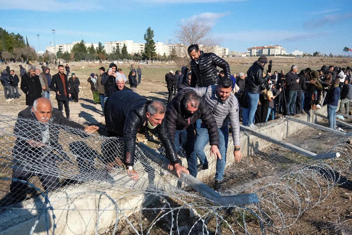 Pro-Kurdish protesters tear down a border fence as they attempt to cross to the Kurdish-controlled northeastern Syrian city of Qamishli during a demonstration in support of Syrian Kurds and against recent military clashes between the Syrian army and Kurdish forces, in Nusaybin, southeastern Turkey, January 20, 2026. REUTERS/Ensar Ozdemir