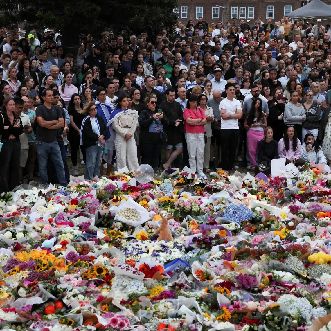 People pay respects at Bondi Pavilion to victims of a shooting during a Jewish holiday celebration at Bondi Beach, in Sydney, Australia, December 15, 2025. REUTERS/Hollie Adams