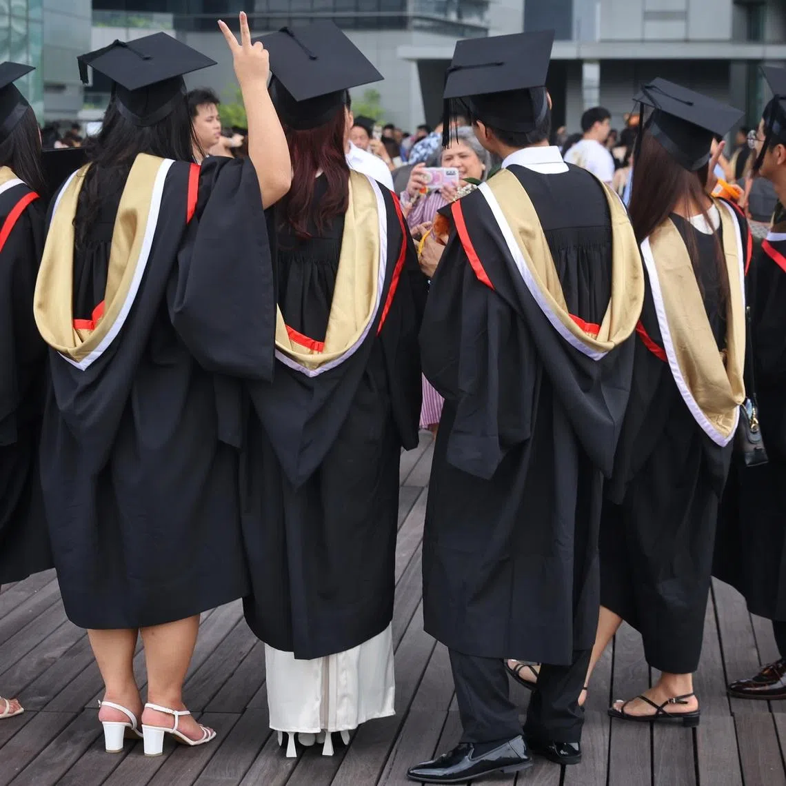 ST20231011_202366618531/etsit11/Elisha/Jason Quah A Singapore Institute of Technology (SIT) graduates pose for a photo following the SIT graduation ceremony on Oct 11, 2023. Tertiary education, manpower, employment, salary, wages, graduate, degree, jobs