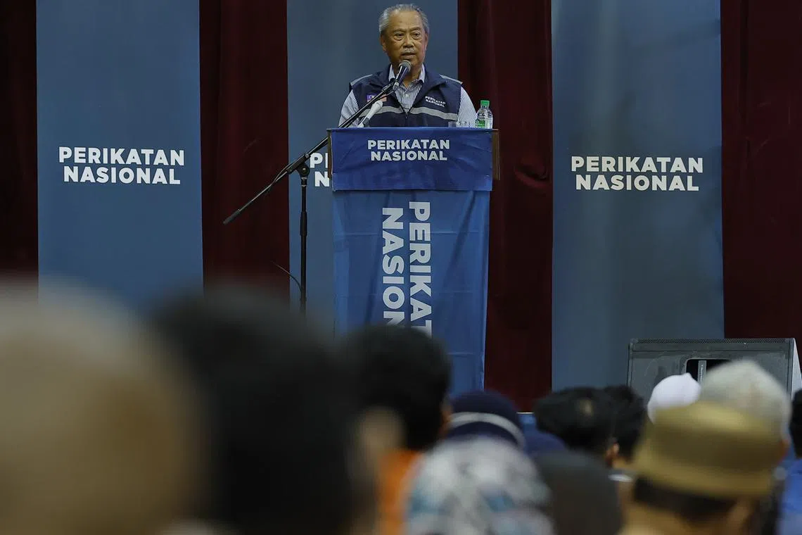 zumuh31 - PUTRAJAYA, 26 Okt -- Pengerusi Perikatan Nasional, Tan Sri Muhyiddin Yassin menyampaikan ucapan semasa hadir pada Program Jelajah Prihatin Parlimen Putrajaya malam ini.

--fotoBERNAMA (2022) HAK CIPTA TERPELIHARA