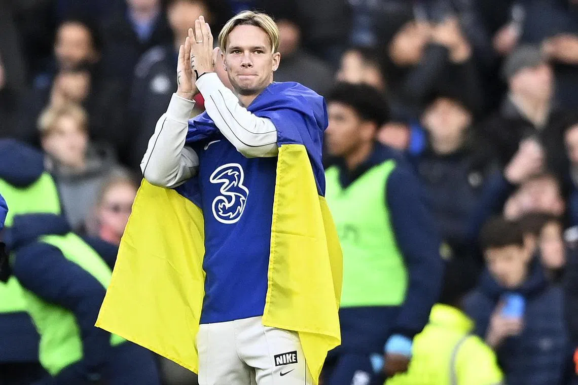 Soccer Football - Premier League - Chelsea v Crystal Palace - Stamford Bridge, London, Britain - January 15, 2023
Chelsea's new signing Mykhailo Mudryk applauds fans at half time REUTERS/Tony Obrien EDITORIAL USE ONLY. No use with unauthorized audio, video, data, fixture lists, club/league logos or 'live' services. Online in-match use limited to 75 images, no video emulation. No use in betting, games or single club	/league/player publications.  Please contact your account representative for further details.