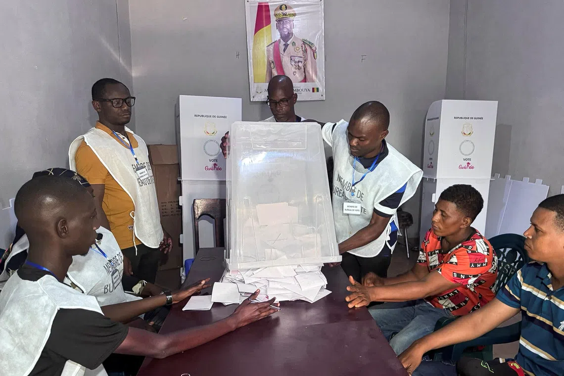 FILE PHOTO: Election officials count ballot papers in a referendum on a new Guinean constitution that could permit coup leader Mamady Doumbouya, who seized power in 2021, to run for president, in Conakry, Guinea September 21, 2025. REUTERS/Souleymane Camara/File Photo