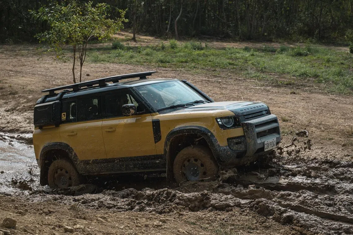 ctdefender27 - Defender Tropy Edition (yellow) in mud

CREDIT: DEFENDER