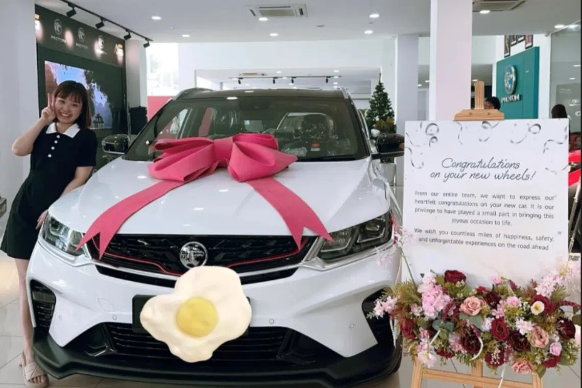 The Tiansi Jewellery employee was rewarded for her decade of service.