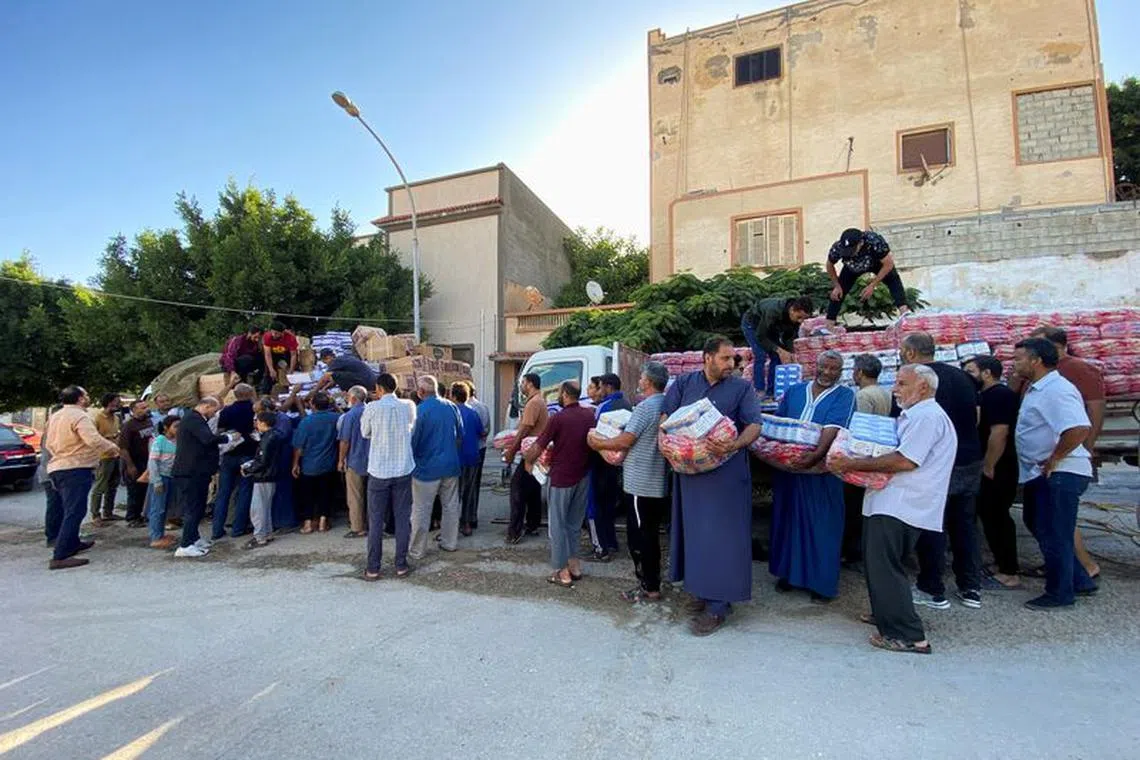 Displaced people receive food aid from private schools and parents from east of Libya, in the aftermath of the floods in Derna, Libya September 15, 2023. REUTERS/Esam Omran Al-Fetori/File Photo