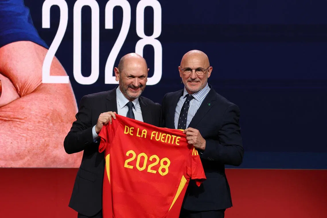 Soccer Football - Spain coach Luis de la Fuente renews contract until 2028 - Ciudad del Futbol, Las Rozas, Spain - January 27, 2025 Spain coach Luis de la Fuente poses with Spanish Football Federation president Rafael Louzan after renewing his contract REUTERS/Violeta Santos Moura