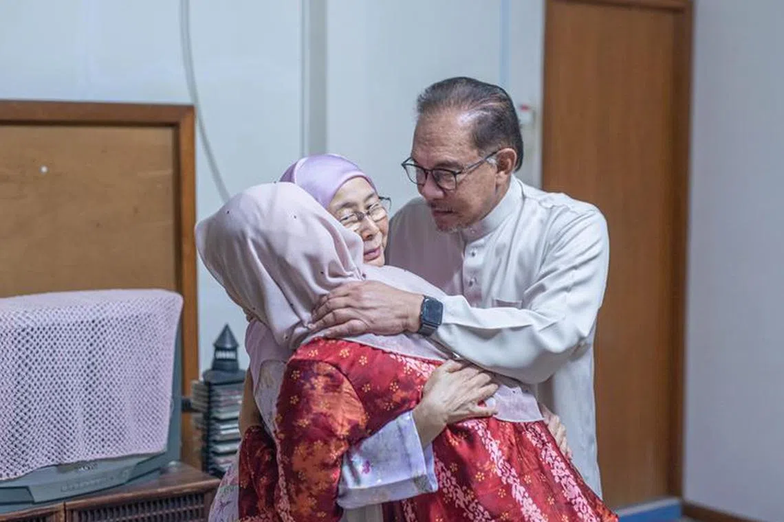 Ms Nurul Izzah hugged her parents, Malaysia Prime Minister Anwar Ibrahim and Datuk Seri Dr Wan Azizah Wan Ismail, as she sought comfort after having a miscarriage. 