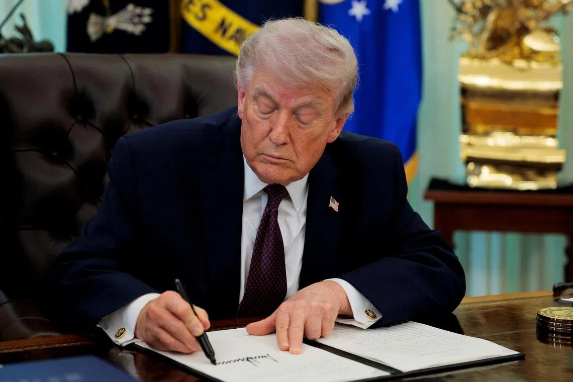 U.S. President Donald Trump signs an executive order on mail ballots, in the Oval Office of the White House in Washington, D.C., March 31, 2026.  REUTERS/Evan Vucci