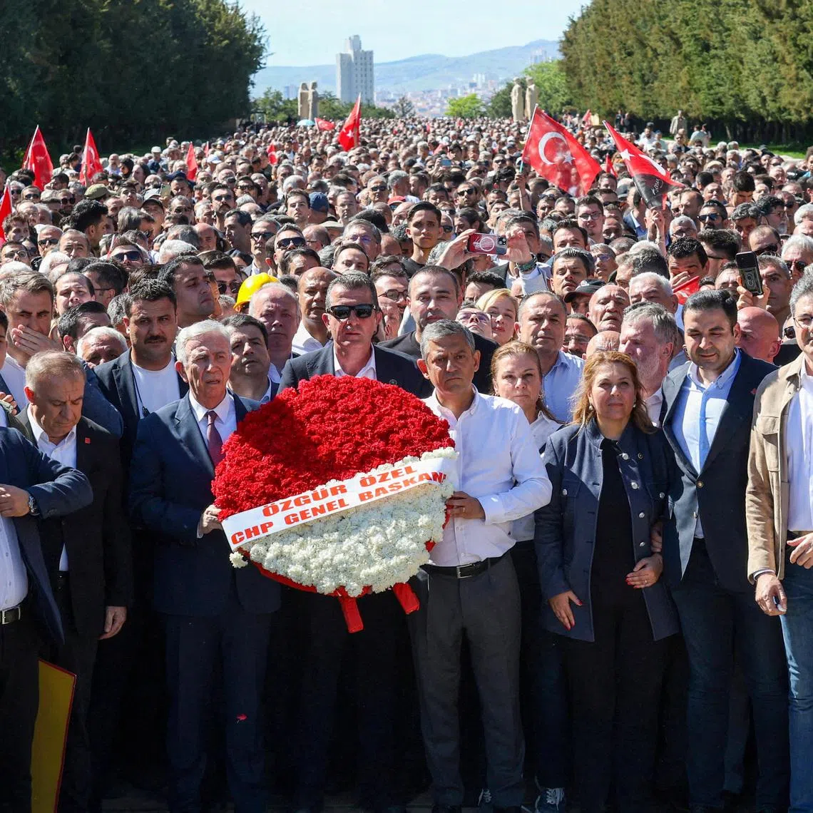 FILE PHOTO: Ozgur Ozel, the ousted chairman of the main opposition Republican People’s Party (CHP), accompanied by Ankara Mayor Mansur Yavas and supporters, visits the mausoleum of modern Turkey’s founder Mustafa Kemal Ataturk in Ankara, Turkey, May 30, 2026. REUTERS/Efekan Akyuz/File Photo