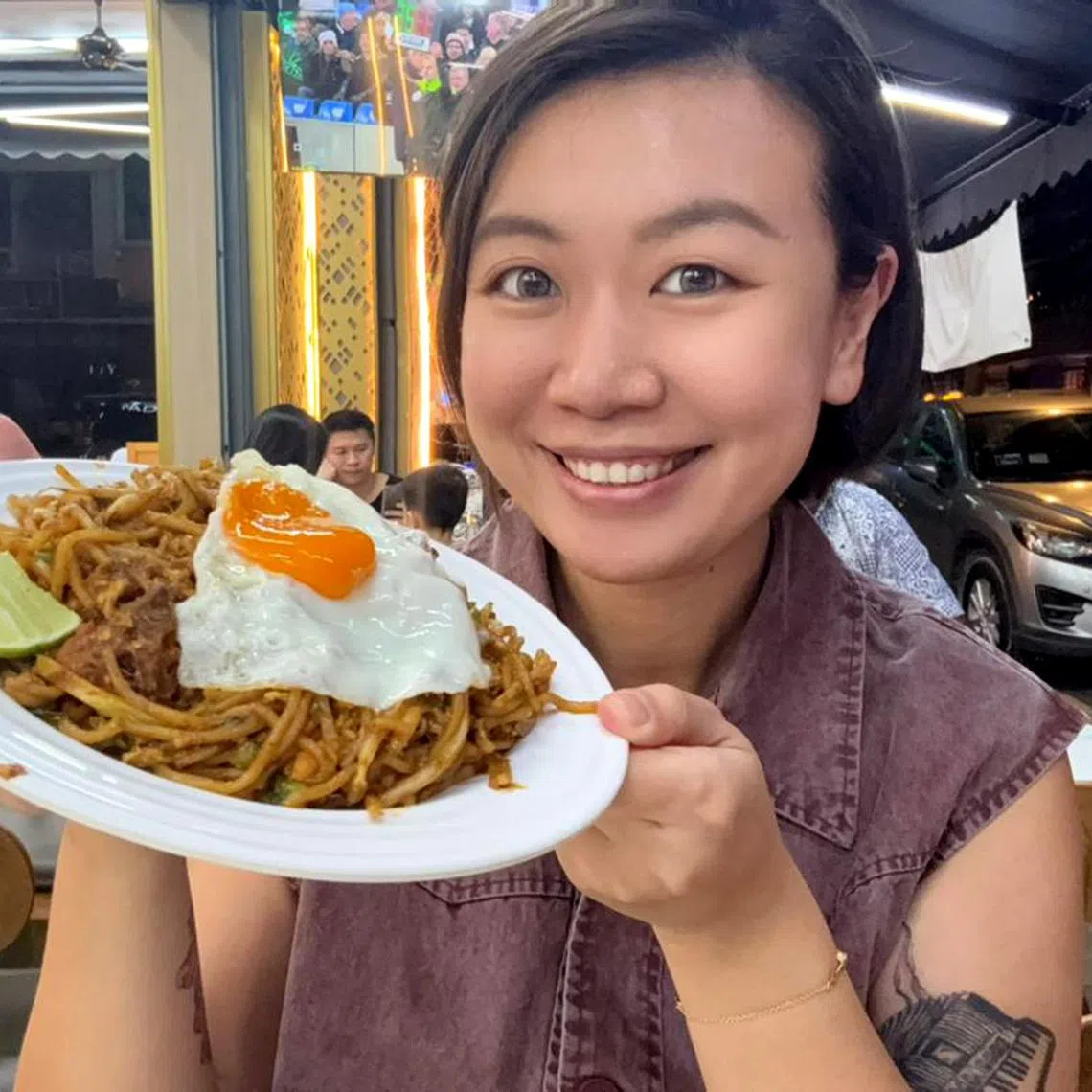 Obtained MM2H visa in 2019, Shanghai-born Ms Lauren Dai has been enjoying Mee Goreng with fried egg at Mamak Restaurant. She developed her fond on the Malaysia Indian Muslim eatery as it's the only available food after arriving in Kuala Lumpur on red-eye flight. 