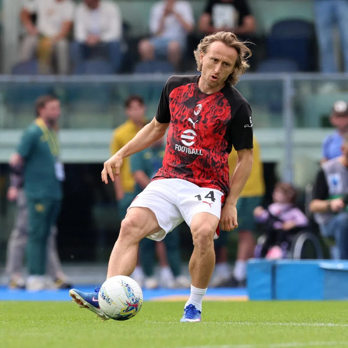 Soccer Football - Serie A - Hellas Verona v AC Milan - Stadio Marcantonio Bentegodi, Verona, Italy - April 19, 2026 AC Milan's Luka Modric during the warm up before the match REUTERS/Ciro De Luca