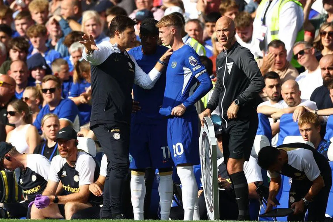 Soccer Football - Premier League - Chelsea v Nottingham Forest - Stamford Bridge, London, Britain - September 2, 2023 Chelsea manager Mauricio Pochettino talks to Cole Palmer Action Images via Reuters/Matthew Childs/File photo