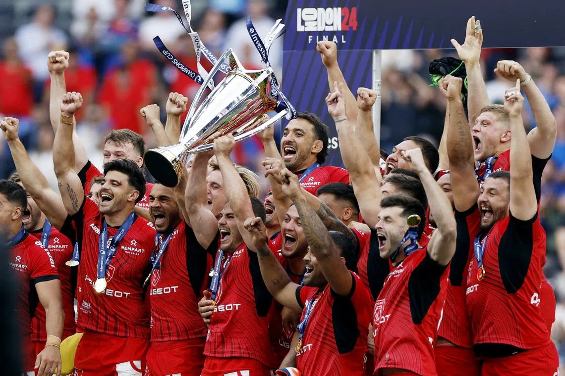 Rugby Union - European Champions Cup - Final - Leinster v Toulouse - Tottenham Hotspur Stadium, London, Britain - May 25, 2024 Toulouse's Antoine Dupont lifts the trophy with teammates to celebrate winning the European Champions Cup Action Images via Reuters/John Sibley